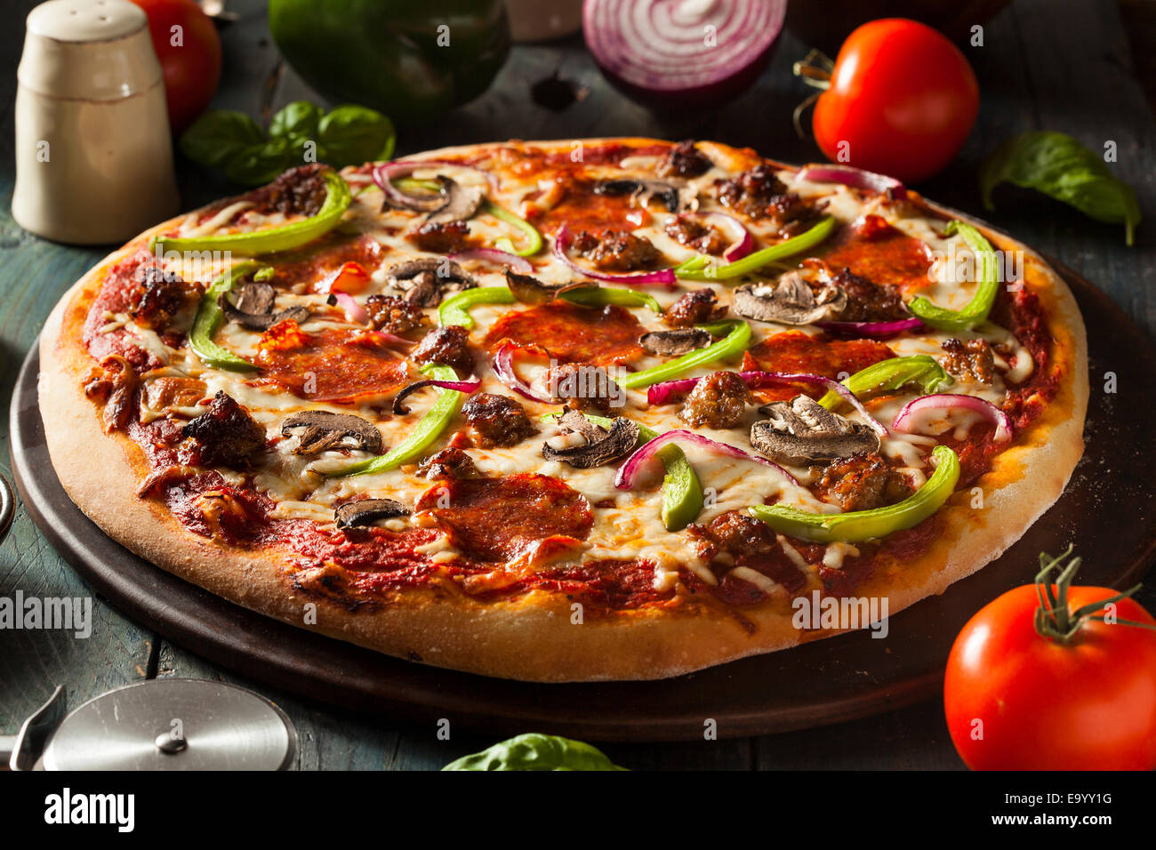 In casa suprema calda pizza con salsiccia per pizza peperoni e salsiccia Foto Stock