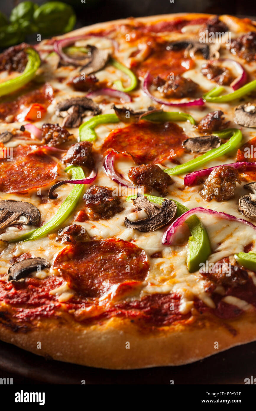 In casa suprema calda pizza con salsiccia per pizza peperoni e salsiccia Foto Stock