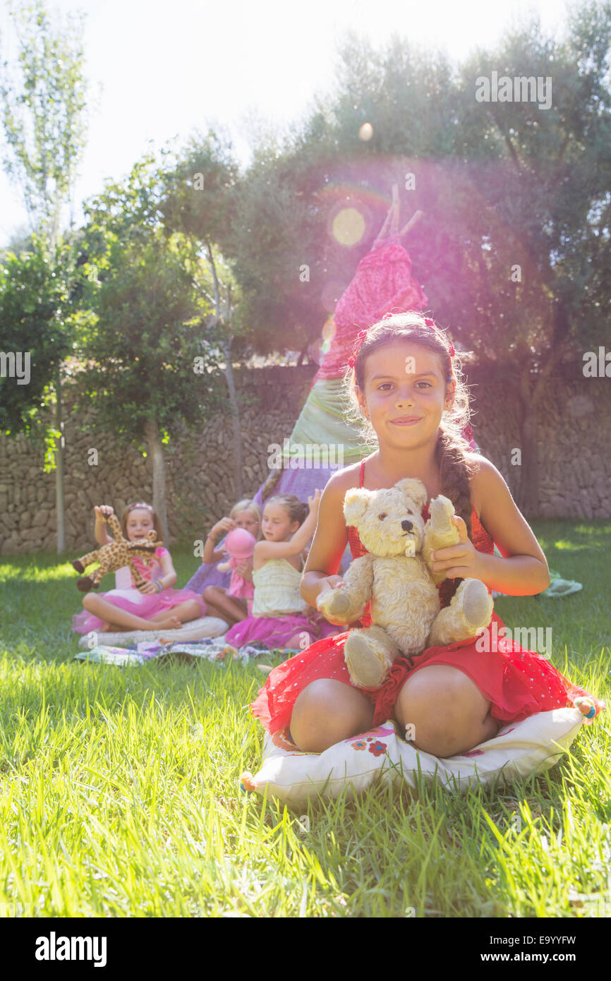 Ritratto di ragazza con orsacchiotto di fronte teepee Foto Stock