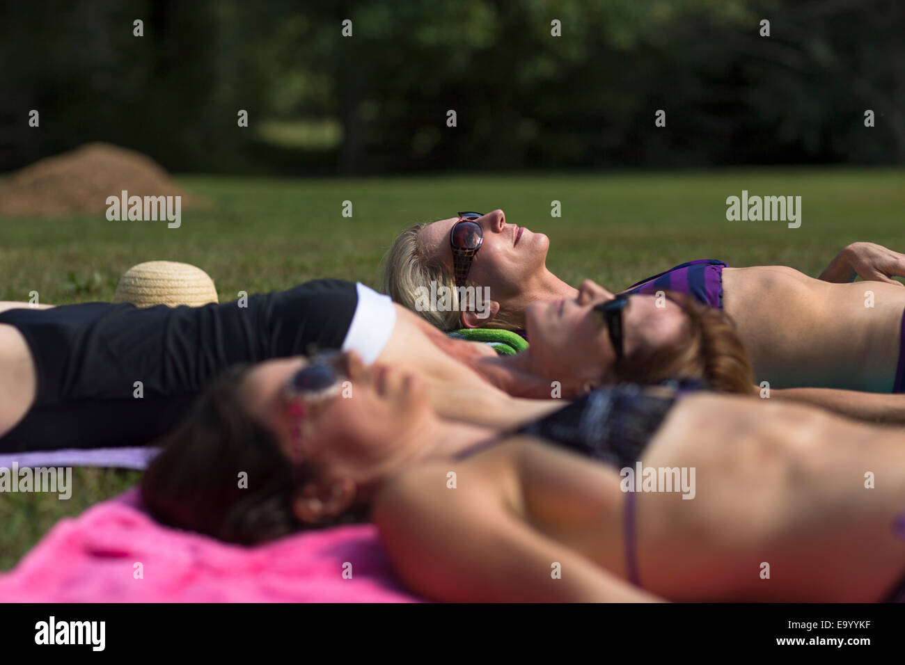 Tre donne mature in costume da bagno, a prendere il sole sul prato Foto  stock - Alamy