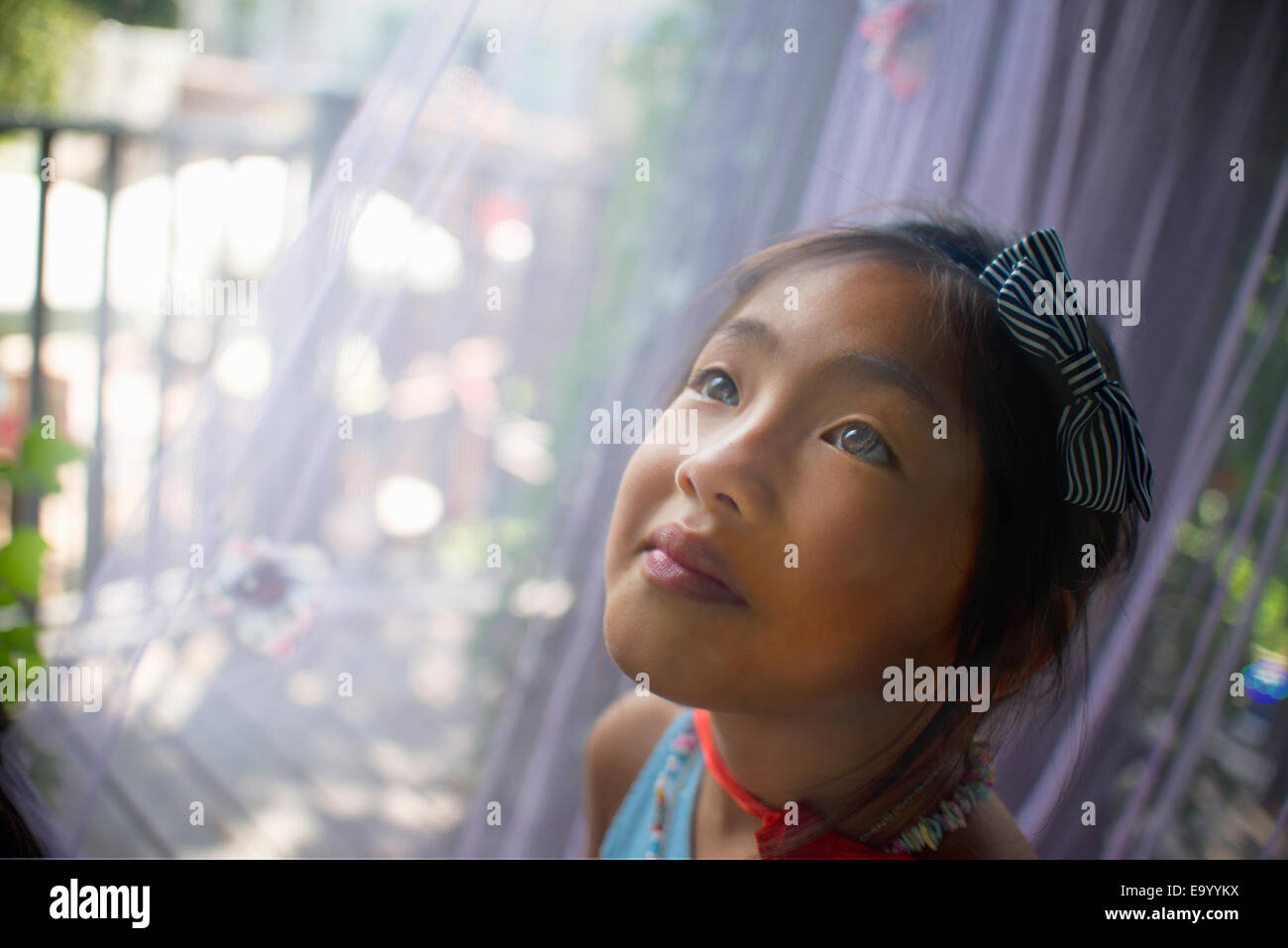 Ritratto di giovane ragazza asiatica, testa e spalle, close-up Foto Stock