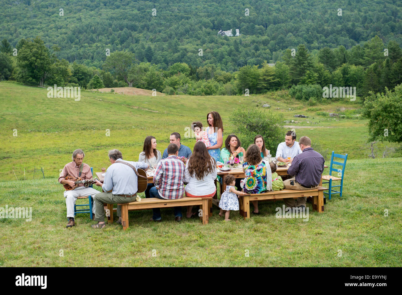 Famiglia avente pasto insieme e socializzare, all'aperto Foto Stock