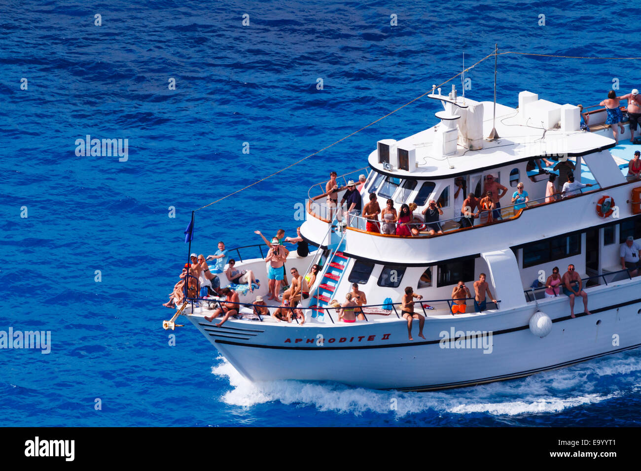 Afrodite II nave da crociera con i turisti off Cape Greco, Ayia Napa, Cipro Foto Stock