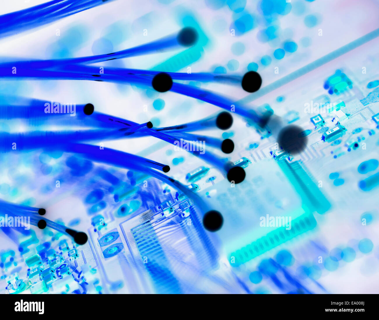 Croce immagine elaborata di fibra ottica che trasporta i dati passando una scheda a circuito stampato Foto Stock