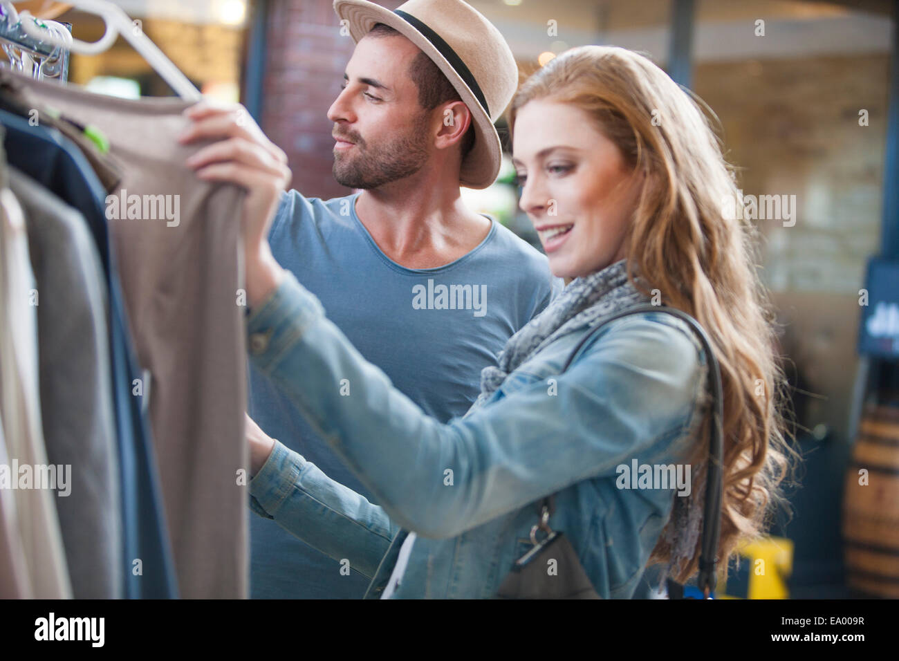 Paio di shopping per i vestiti Foto Stock