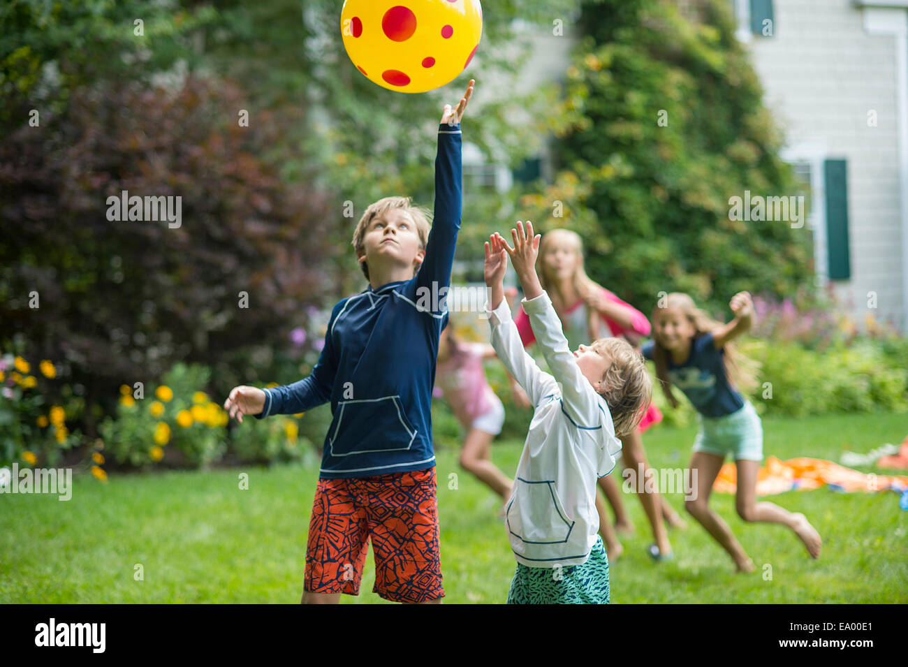 Bambini che giocano in giardino immagini e fotografie stock ad alta ...