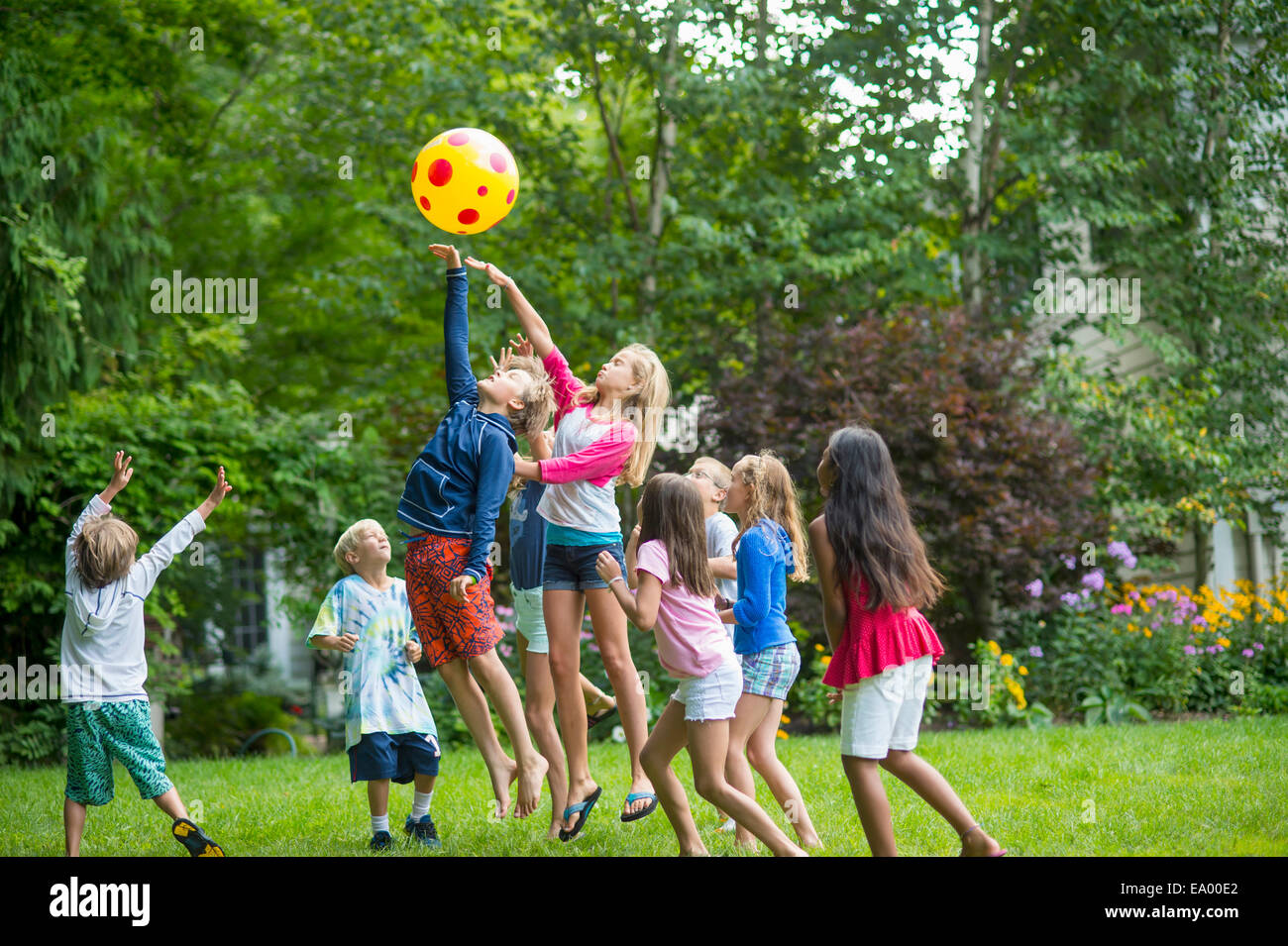 I bambini a giocare il gioco della palla in giardino Foto Stock