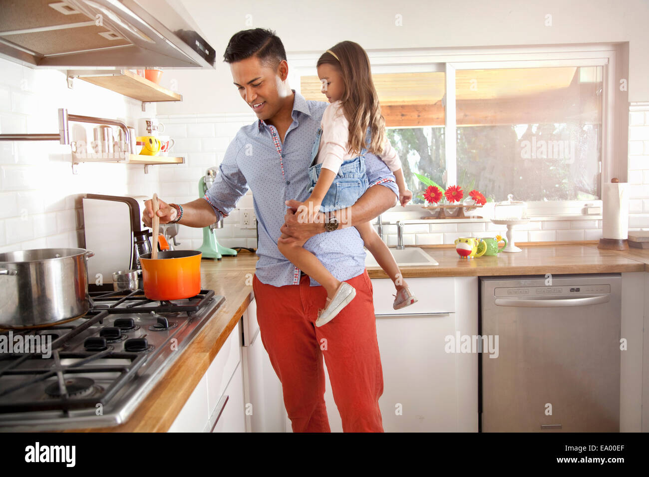 Padre e figlia la cottura in cucina Foto Stock