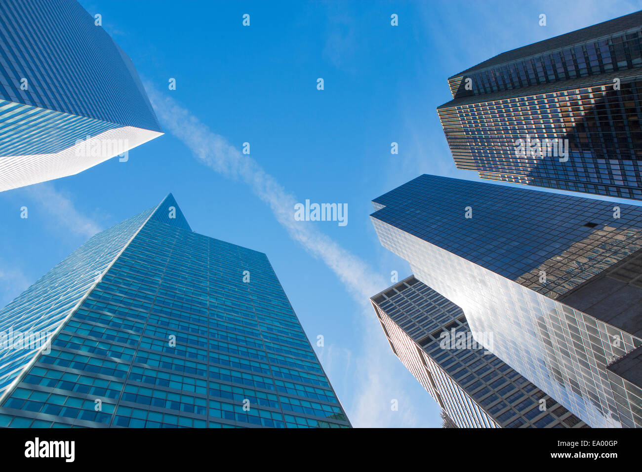 Basso angolo di visualizzazione dei grattacieli nel distretto finanziario, Manhattan, New York, Stati Uniti d'America Foto Stock