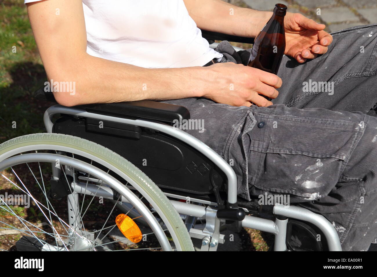 La persona senza dimora in una sedia a rotelle Foto Stock