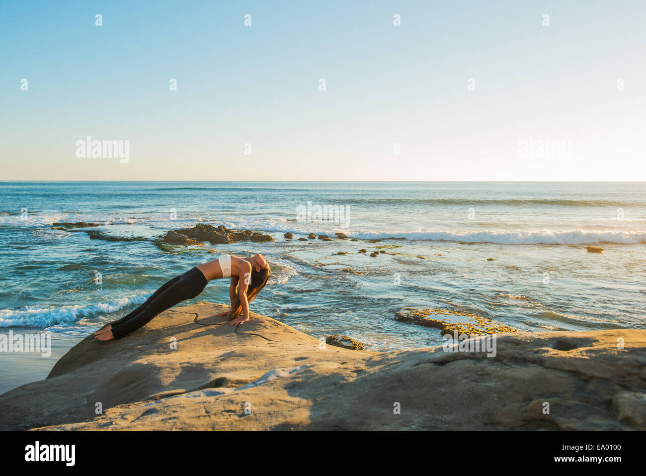 Reverse plank pongono, Windansea beach, La Jolla, California Foto Stock