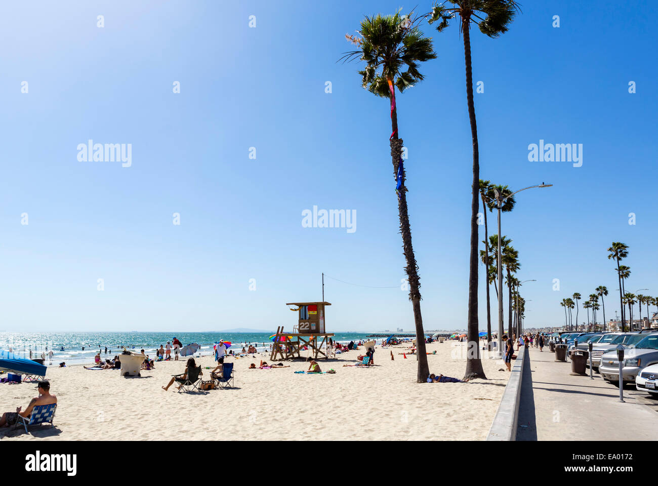 La spiaggia e la passeggiata sul lungomare vicino al molo, Balboa Peninsula, Newport Beach, Orange County, California, Stati Uniti d'America Foto Stock