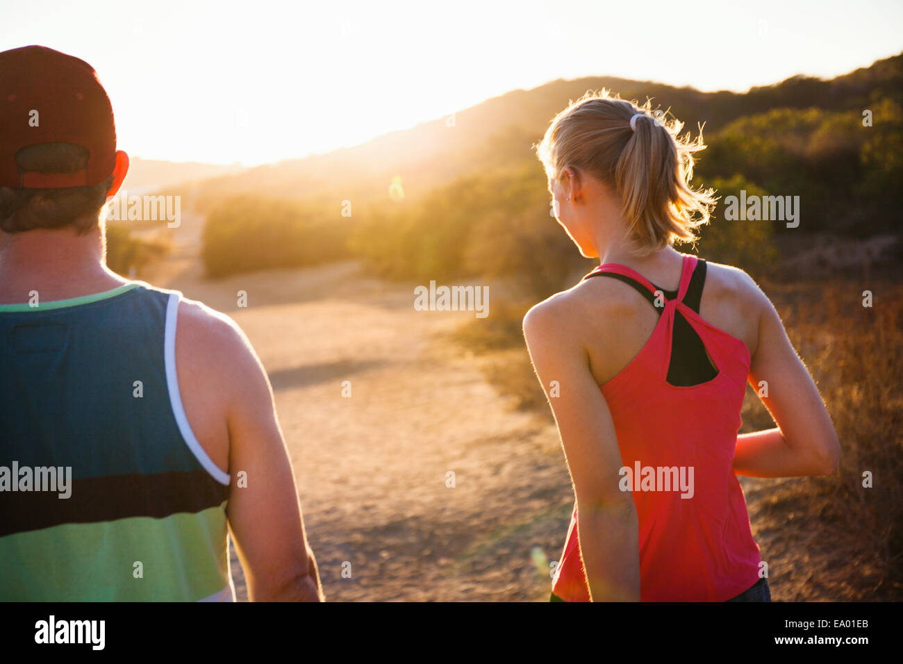 Per gli amanti del jogging camminando sul percorso soleggiato, Portland, CA, Stati Uniti d'America Foto Stock