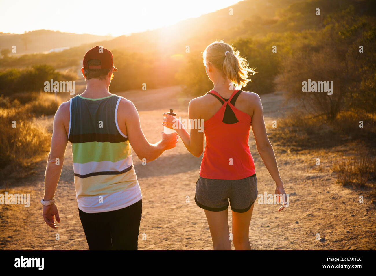 Per gli amanti del jogging camminando sul percorso soleggiato, Portland, CA, Stati Uniti d'America Foto Stock