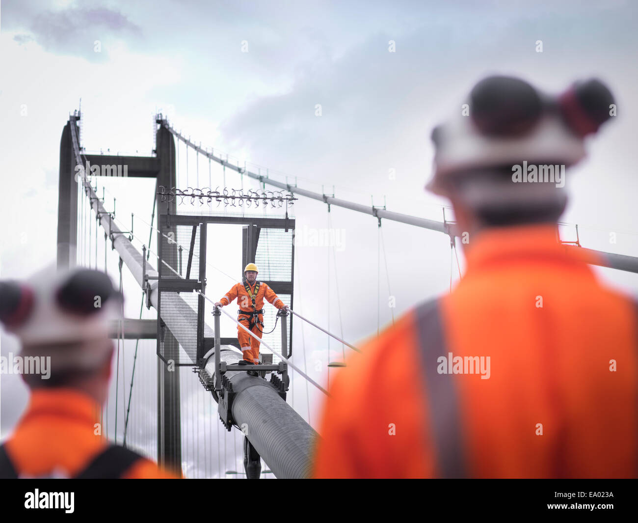 Lavoratori a ponte guardando un collega sul cavo di sospensione ponte Humber Bridge Regno Unito è stato costruito in 1981 Foto Stock