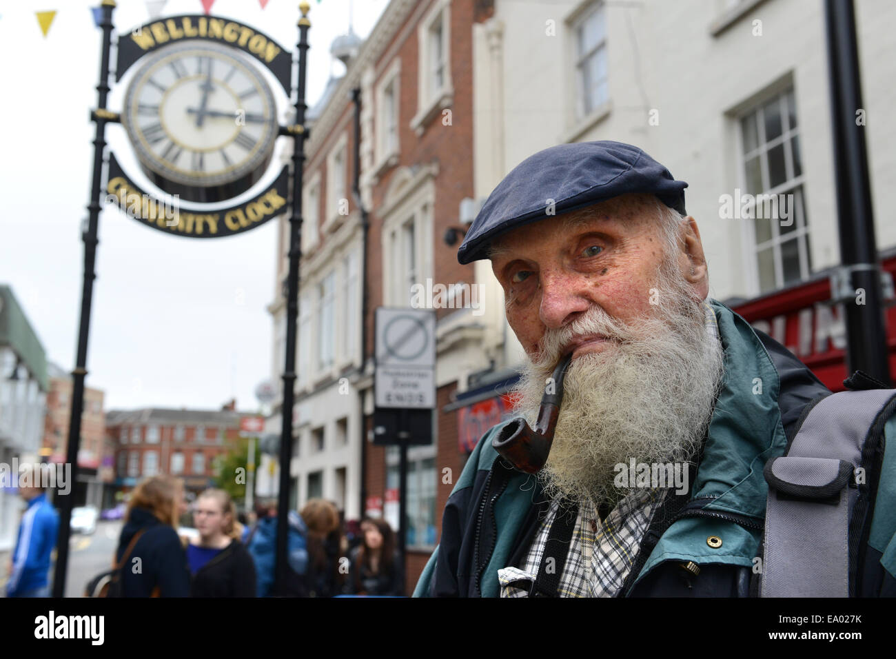 Wellington historian George Evans di età compresa tra i 91 fumare la pipa nella città che egli ama Wellington Shropshire Regno Unito. Foto Stock