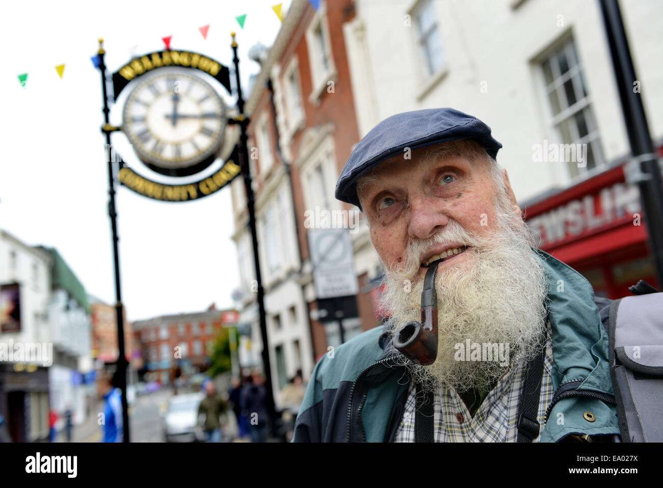 Wellington historian George Evans di età compresa tra i 91 fumare la pipa nella città che egli ama Wellington Shropshire Regno Unito. Foto Stock