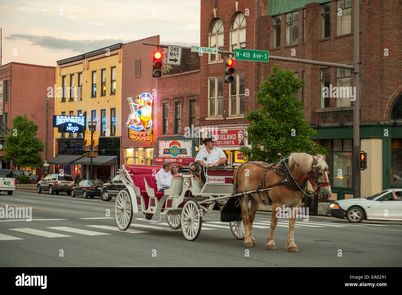 Carro trainato da cavalli e cavalieri Lower Broadway Nashville TN Foto Stock