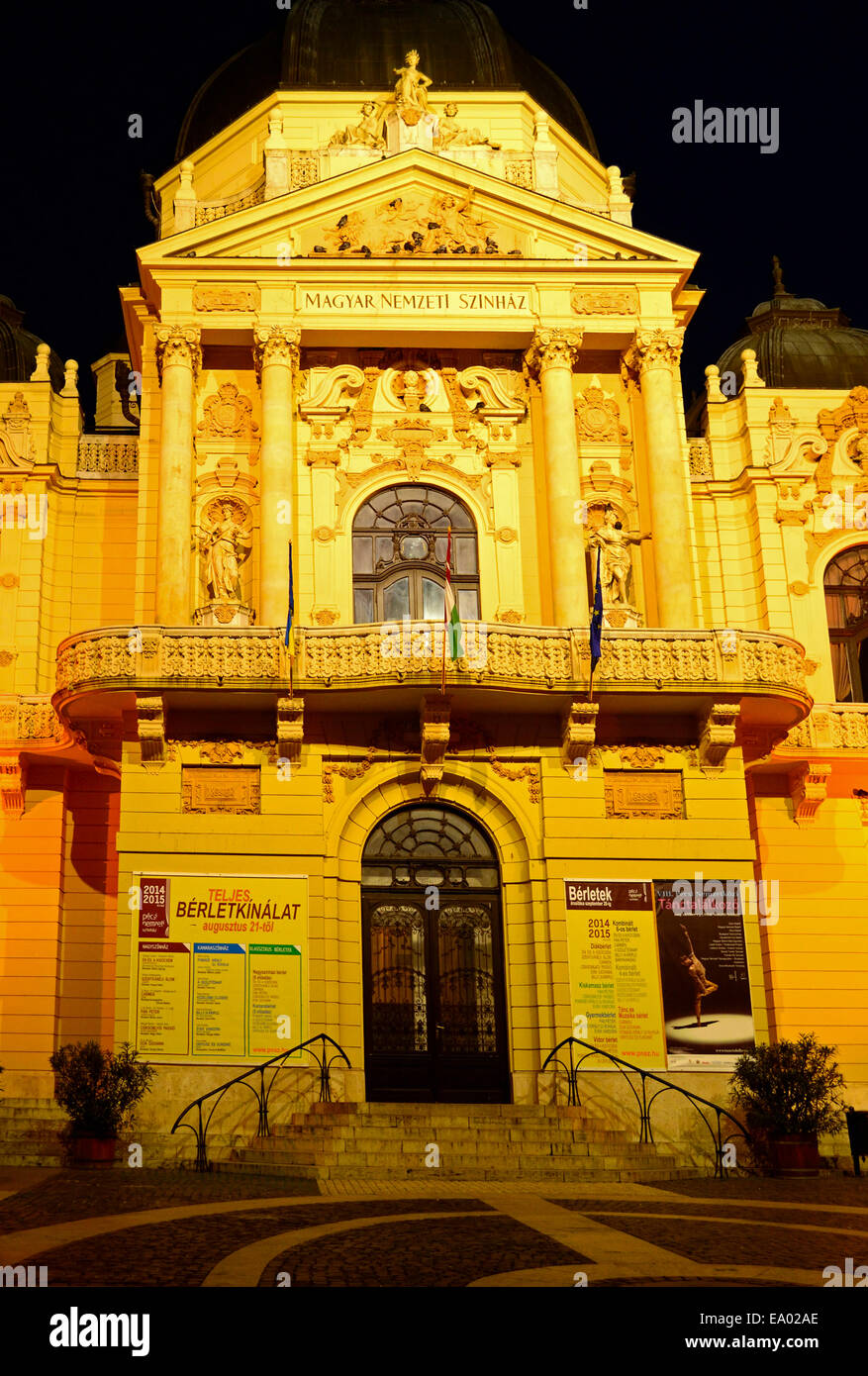 Ungheria Pecs Baranya County sud oltre Danubio. Teatro Nazionale - Nemzeti Szinhaz, riprese notturne Foto Stock