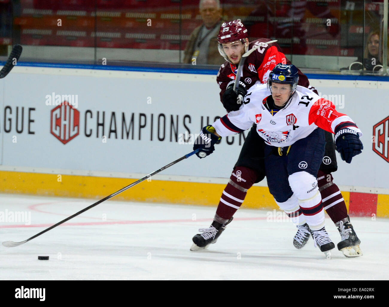 Praga, Repubblica Ceca. 4 Novembre, 2014. Martin Prochazka (retro) di Sparta e Sebastian Karlsson di Linkoping durante l'hockey su ghiaccio Champions League, play off match HC Sparta Praha vs Linkoping HC in Praga, Martedì, 4 novembre 2014. Credito: CTK/Alamy Live News Foto Stock