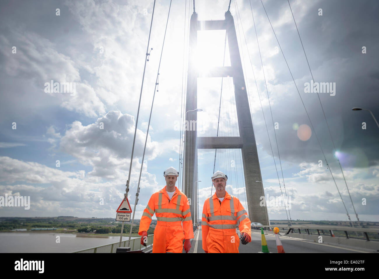 Lavoratori a piedi lungo la carreggiata di sospensione ponte Humber Bridge Regno Unito è stato costruito in 1981 Foto Stock