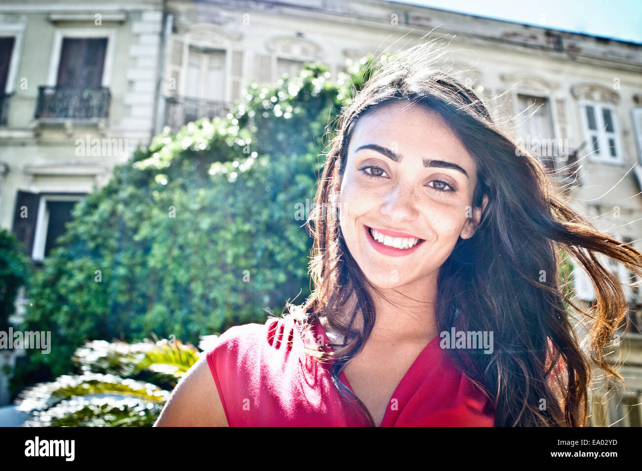Ritratto di sorridente ragazza su street, Cagliari, Sardegna, Italia Foto Stock