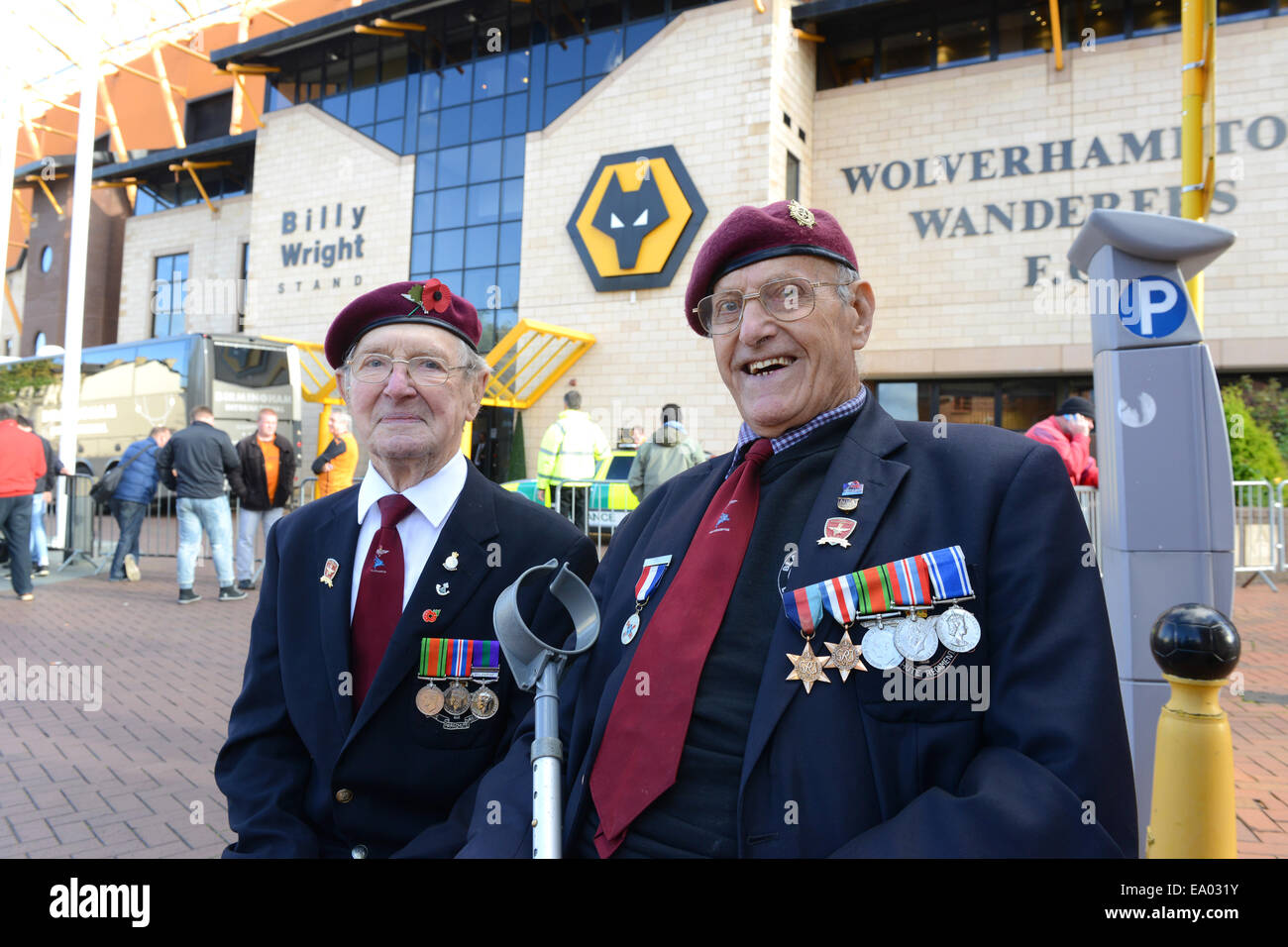 La Seconda Guerra Mondiale 2 veterani Ernest Malmaison e Joe Davis indossando le loro medaglie con orgoglio al di fuori Molineux Foto Stock