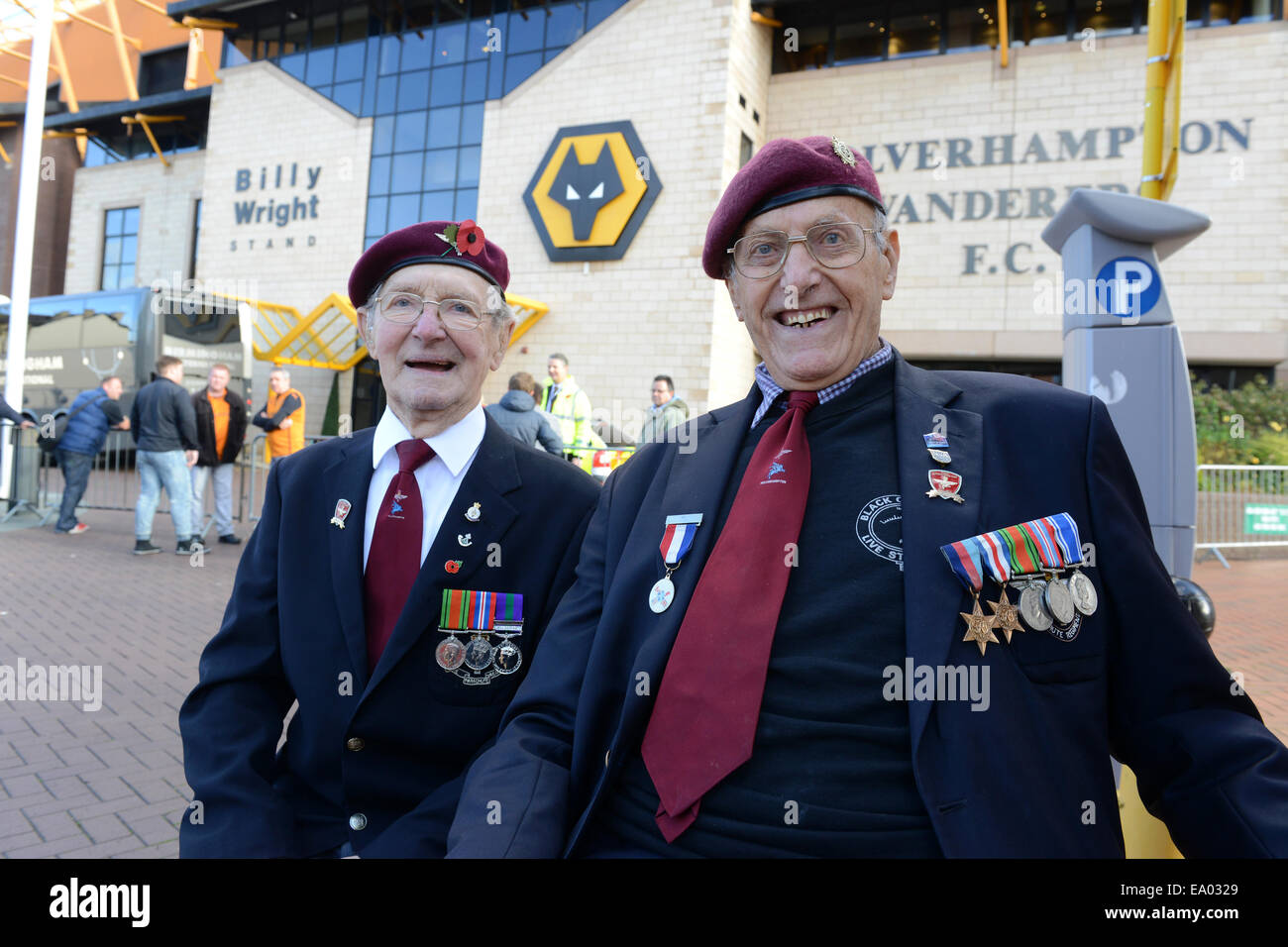 La Seconda Guerra Mondiale 2 veterani Ernest Malmaison e Joe Davis indossando le loro medaglie con orgoglio al di fuori Molineux Foto Stock