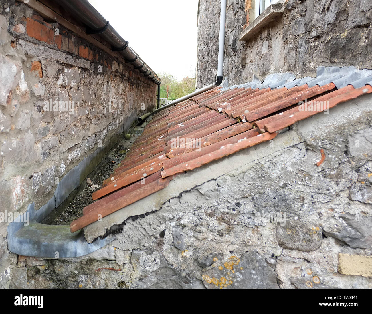 Dettagli di un vecchio edificio in pietra, interfaccia con edificio accanto nel Somerset village di Cheddar, 26 Ottobre 2014 Foto Stock
