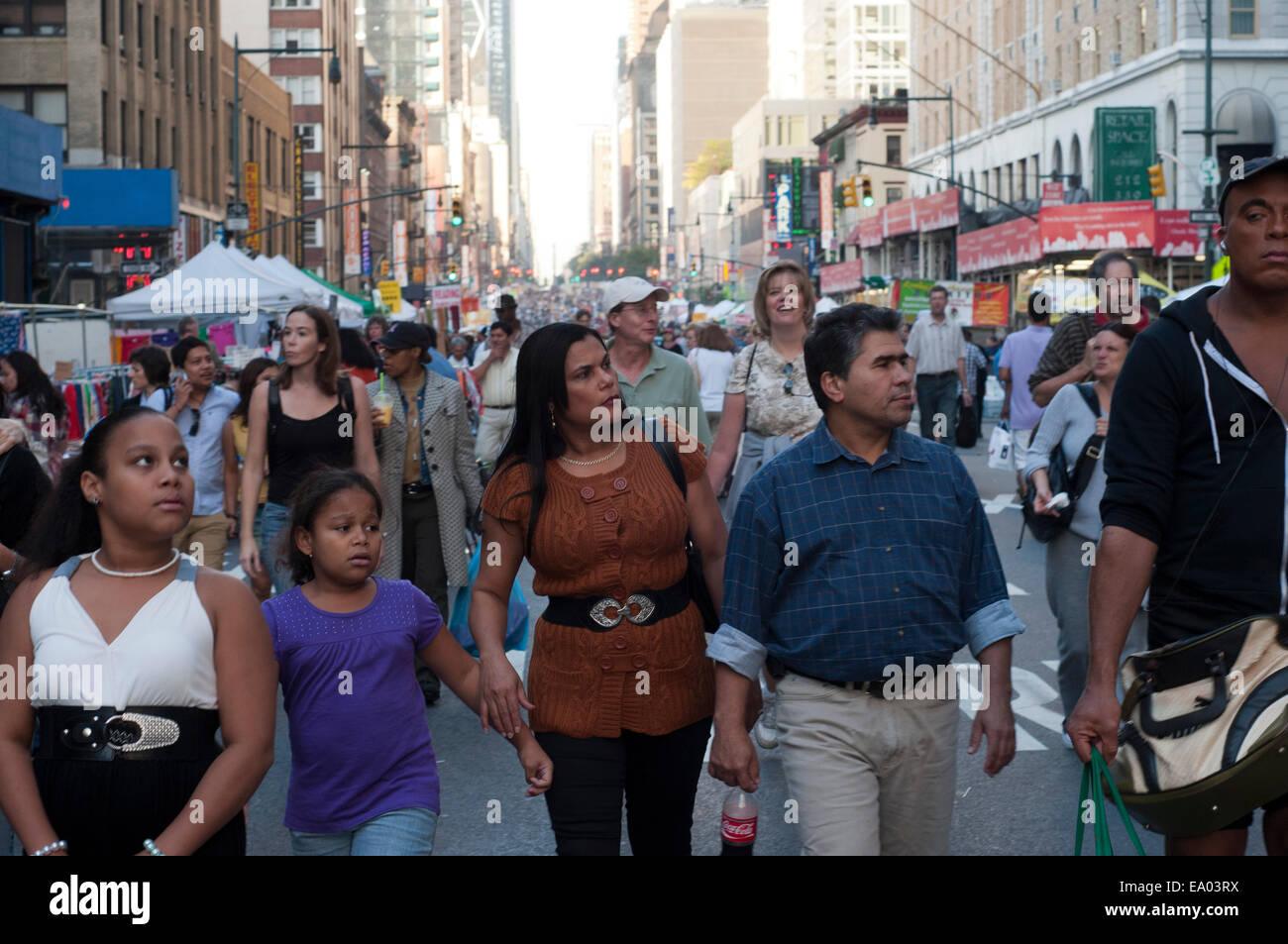 La folla intasare Broadway a Times Square dopo la città cominciò la chiusura di sezioni di strada. Il traffico è stato deviato alla Settima Avenue Foto Stock