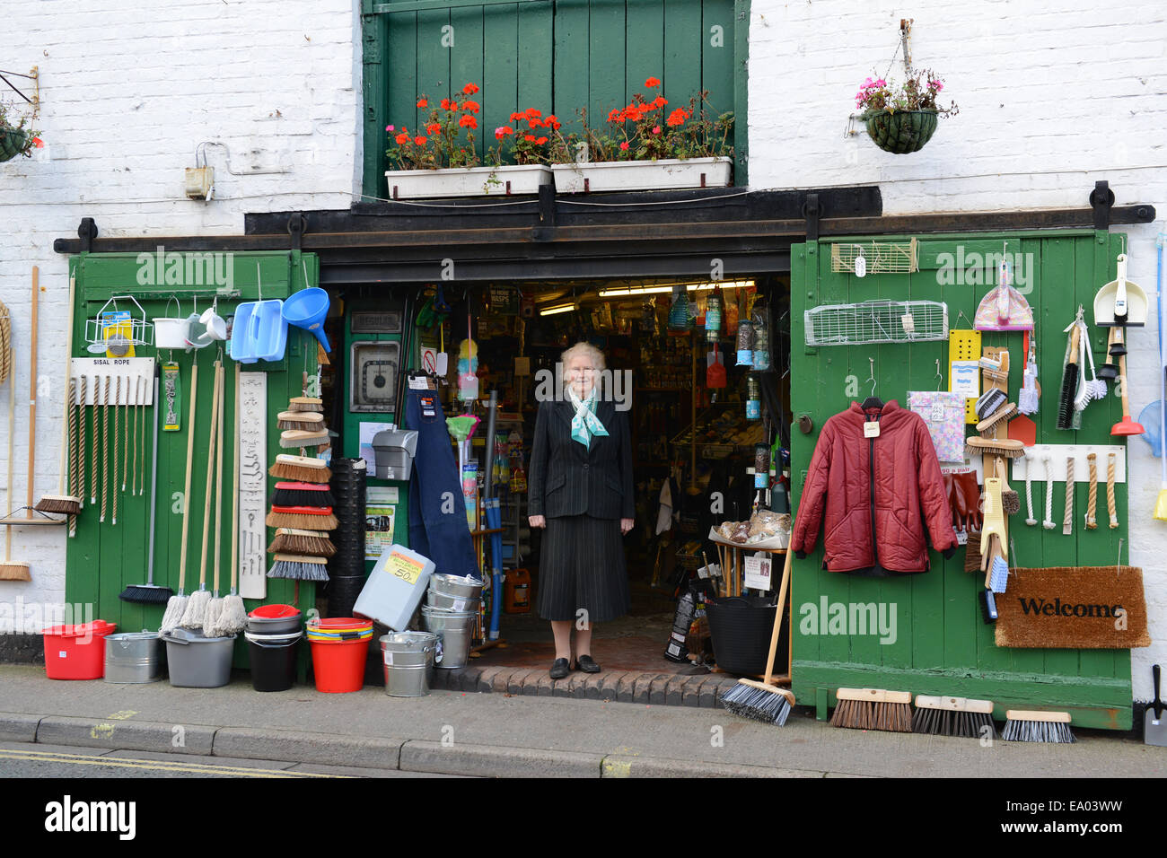 Margaruite Betulla hardware proprietario e ironmongering ironmonger shop a Shrewsbury tradizionali negozi di vecchia Gran Bretagna Regno Unito Foto Stock