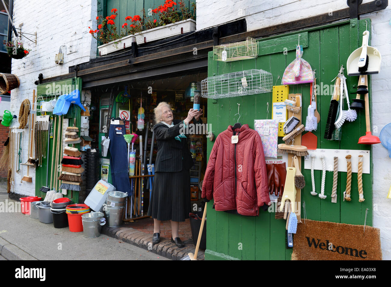 Margaruite Betulla hardware proprietario e ironmongering ironmonger shop a Shrewsbury tradizionali negozi di vecchia Gran Bretagna Regno Unito Foto Stock