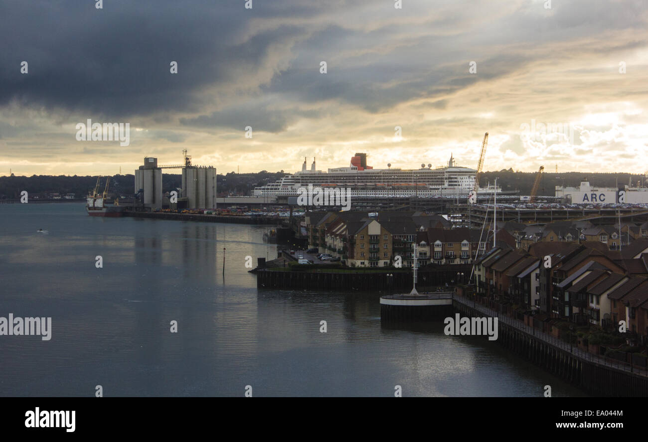 La nave da crociera Queen Mary 2 in Southampton Docks come si vede dal ponte Itchen in un giorno nuvoloso. Foto Stock