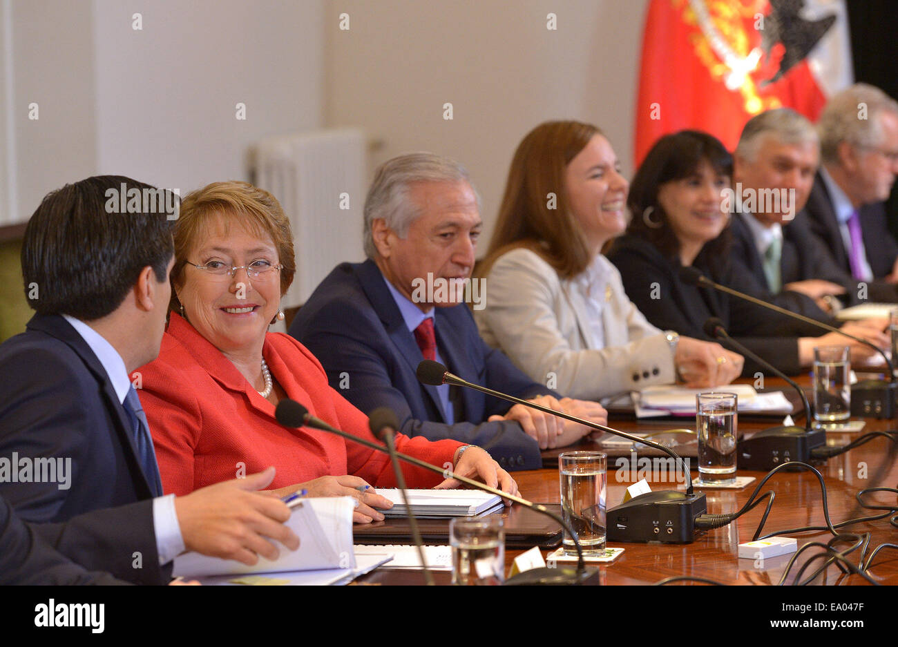 Santiago del Cile. 4 Novembre, 2014. Immagine fornita dal Cile assumerà la Presidenza mostra il Presidente cileno Michelle Bachelet (2 L) frequentando il ministero gabinetto consiglio a Santiago, capitale del Cile, su nov. 4, 2014. Bachelet ha chiesto ai ministri per aumentare gli sforzi sulle riforme educative e di mantenere uno stretto contatto con le comunità, secondo la stampa locale. Credito: Jose Manuel de la Maza/Cile presidenza/Xinhua/Alamy Live News Foto Stock