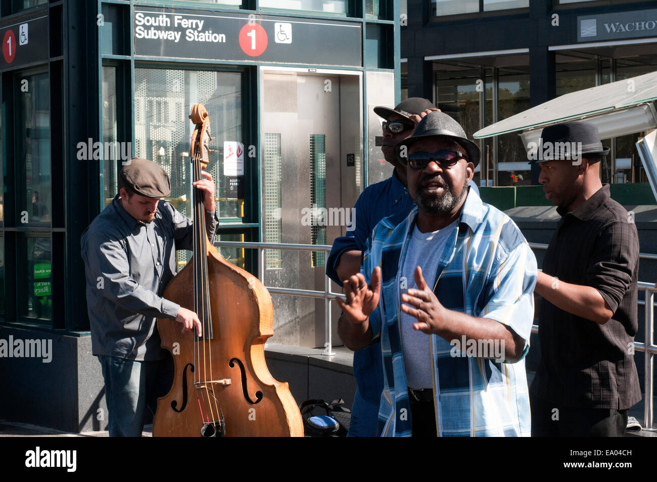 Un musicista di strada nero di persone di riproduzione di musica in traghetto del sud alla stazione metropolitana di Manhattan a New York City. Voi avete il diritto di eseguire Foto Stock