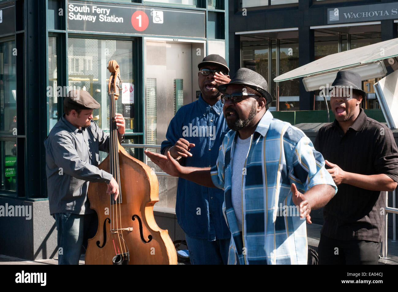 Un musicista di strada nero di persone di riproduzione di musica in traghetto del sud alla stazione metropolitana di Manhattan a New York City. Voi avete il diritto di eseguire Foto Stock