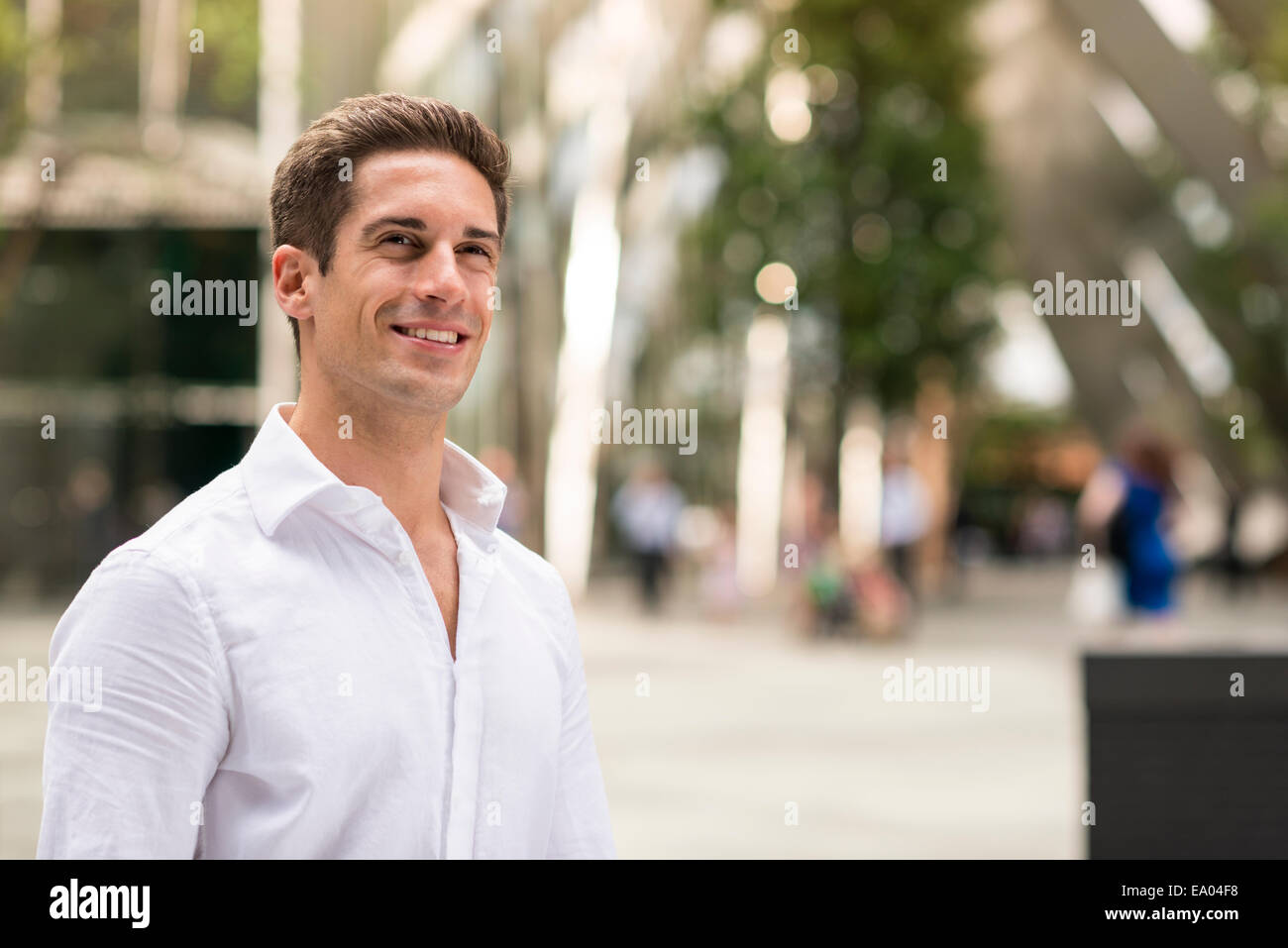 Fiducioso giovane imprenditore a Broadgate Tower, London, Regno Unito Foto Stock