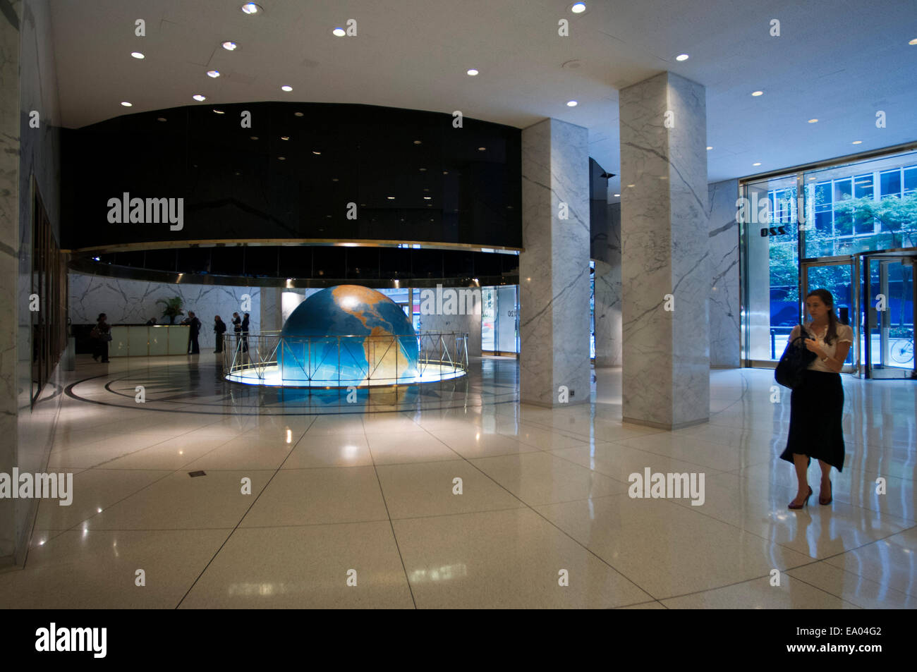 Daily News edificio nel centro cittadino inferiore. 220 E 42nd Street. Questo 37 piani è stato costruito per ospitare la sede della tabloid Foto Stock