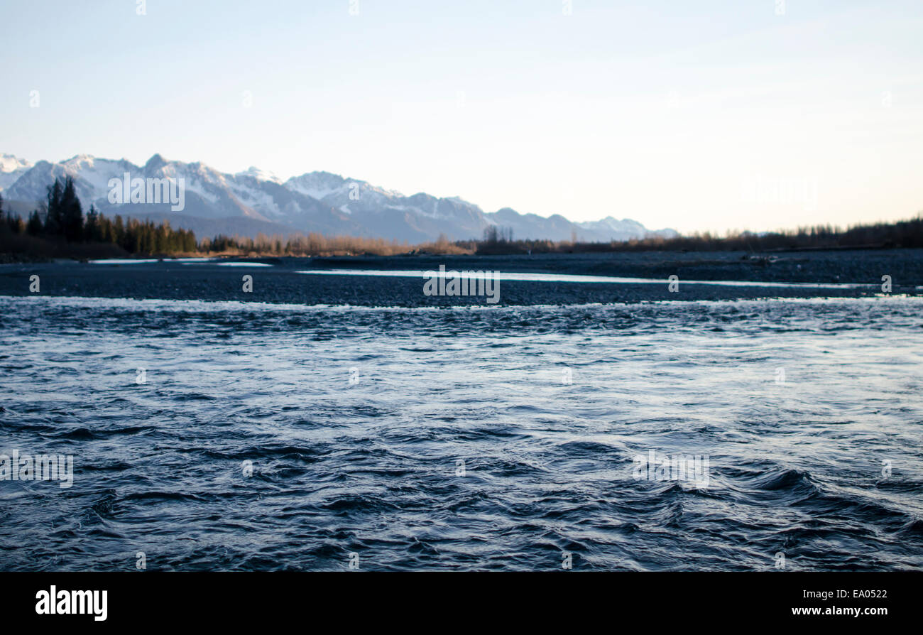 Fiume che scorre nel lago di Kenai Foto Stock