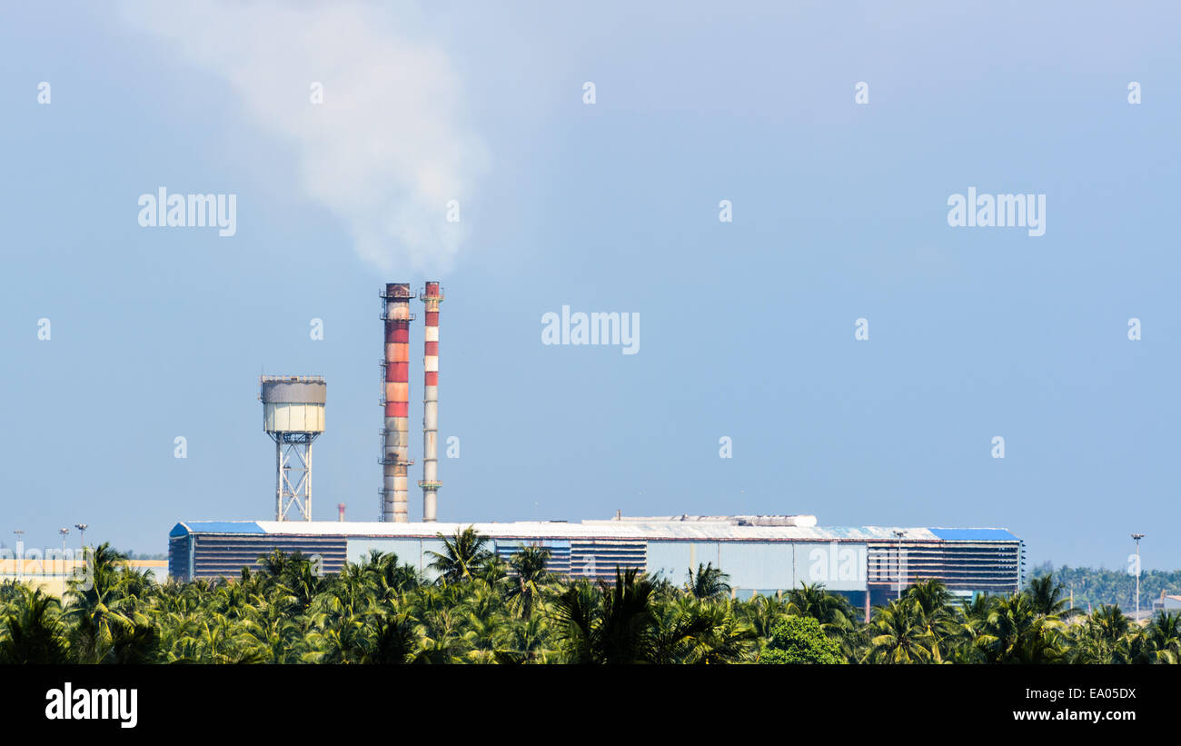 Vecchia fabbrica piccola con pile di fumo nelle zone rurali della Thailandia Foto Stock