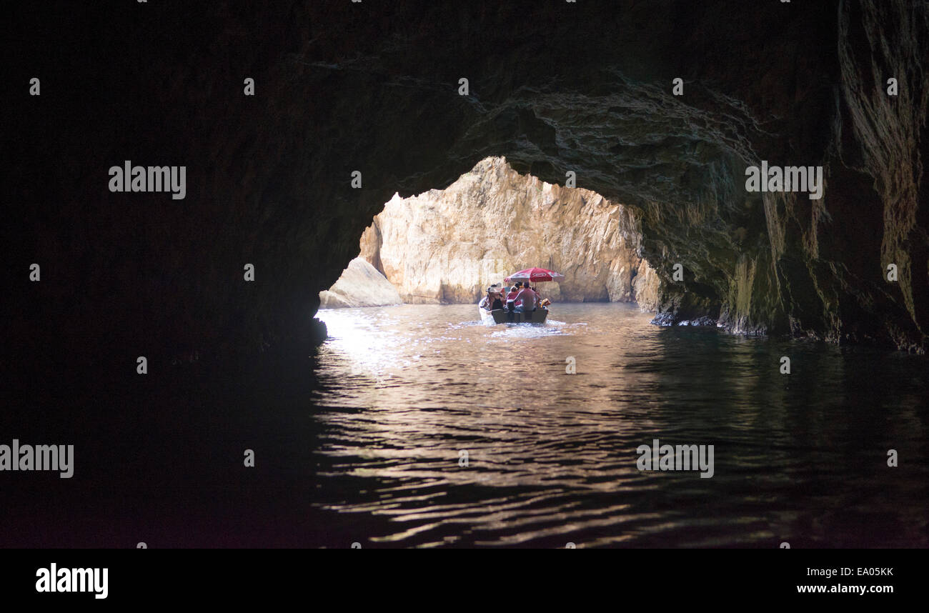 Imbarcazione turistica nella Grotta Blu grotte marine in Malta Foto Stock