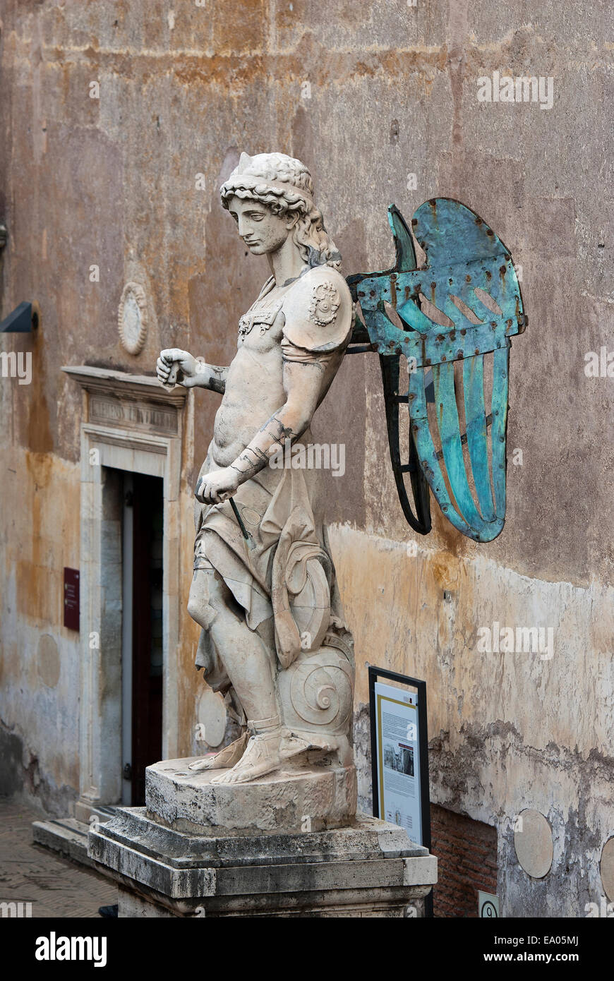 Statua in marmo di San Michele Arcangelo di Raffaello da Montelupo, Castel Sant'Angelo (Mausoleo di Adriano), Roma, Italia Foto Stock