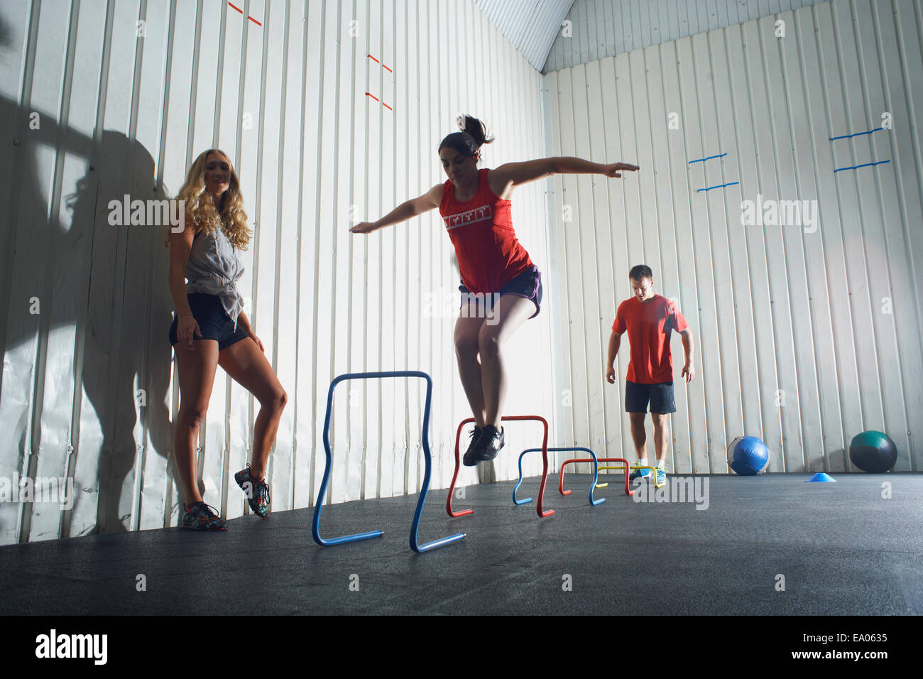 Persone che lavorano in palestra Foto Stock