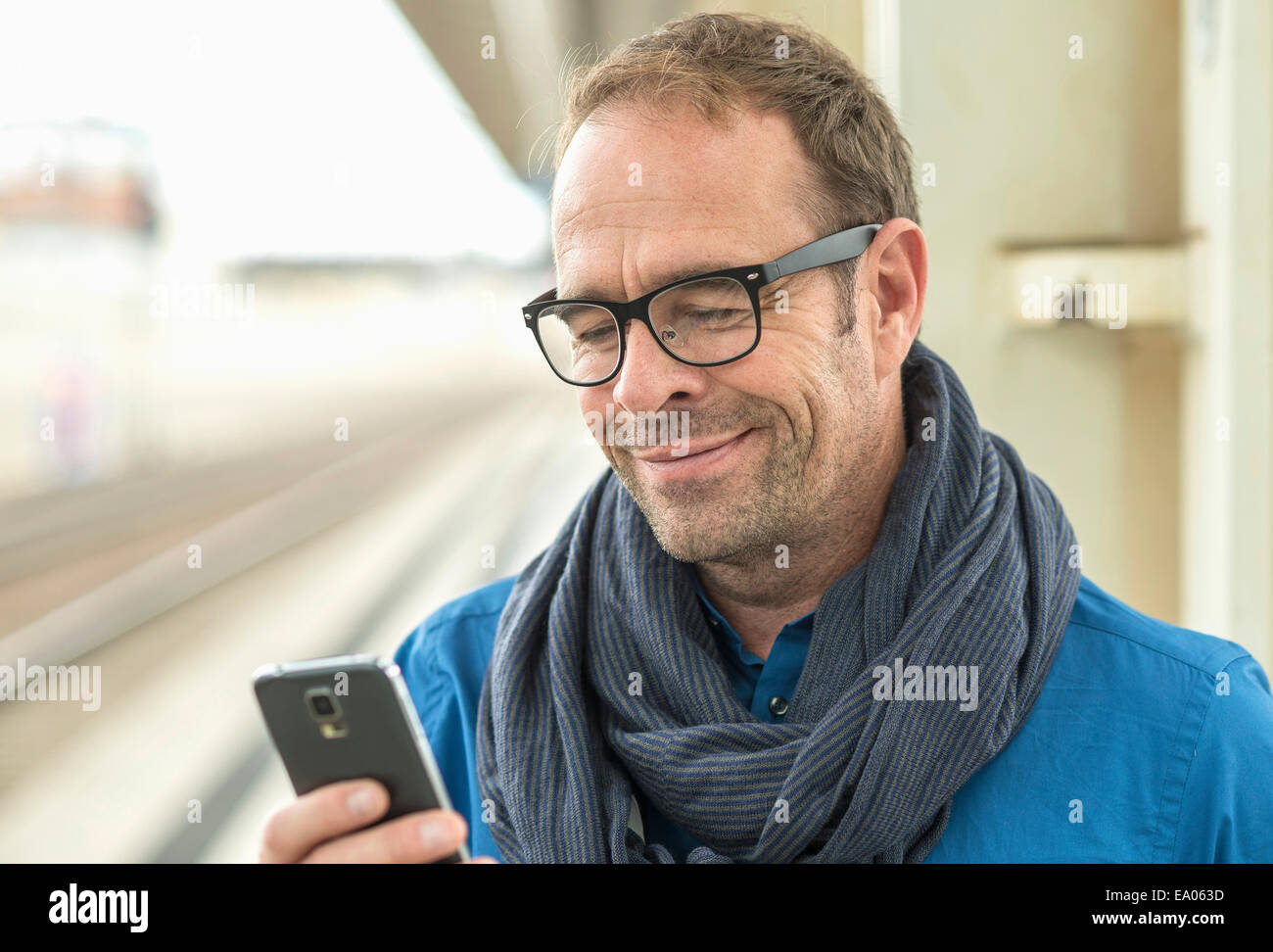 Uomo maturo utilizza lo smartphone Foto Stock