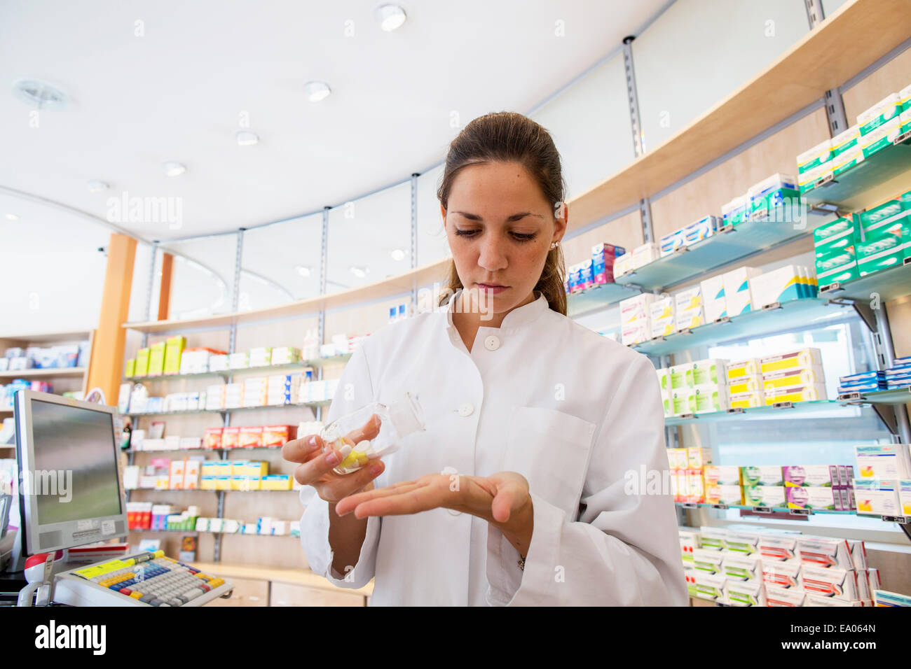 Il farmacista in farmacia medicina tenendo a portata di mano Foto Stock