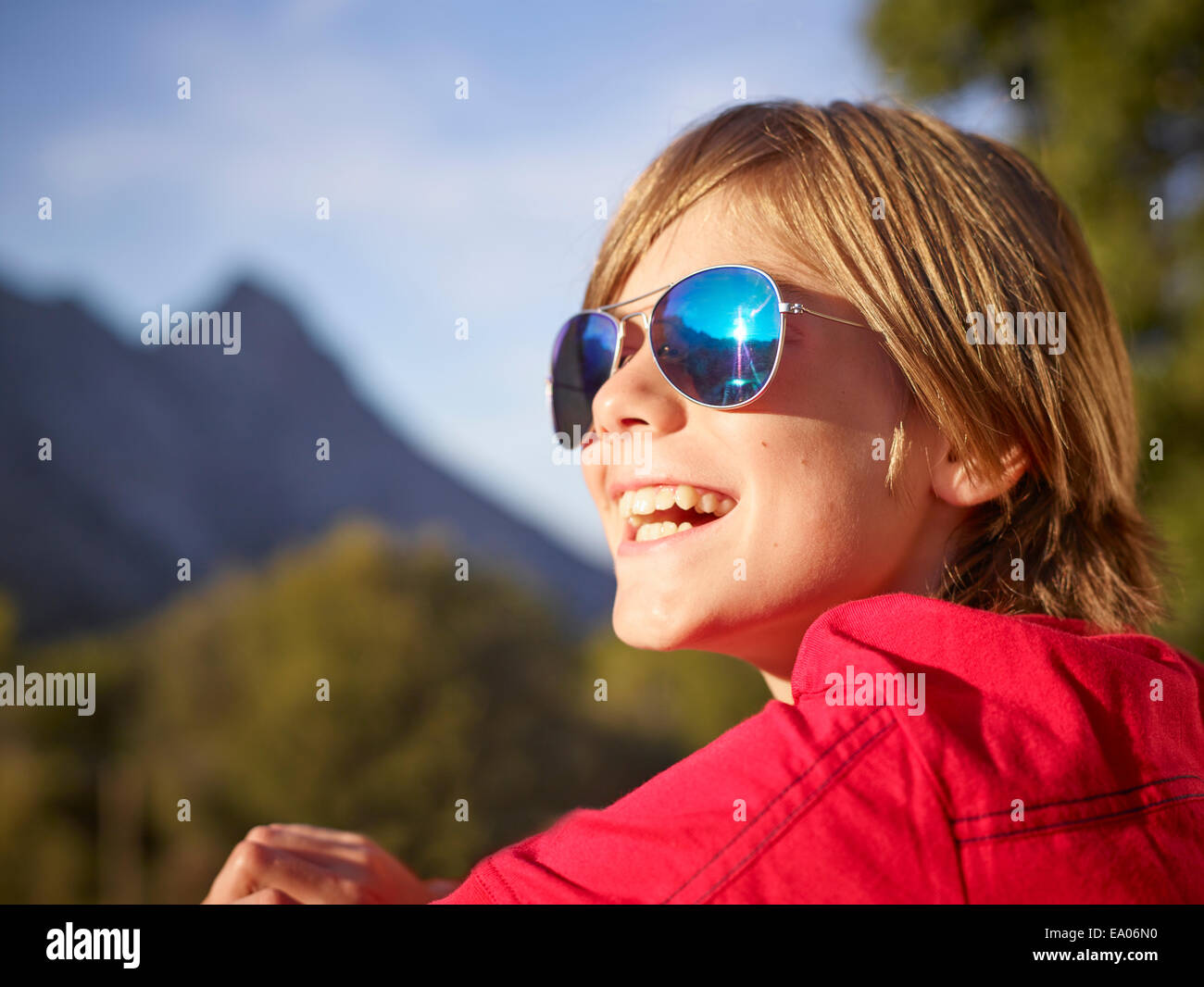 Close up ritratto di ragazzo nel paesaggio, Maiorca, SPAGNA Foto Stock