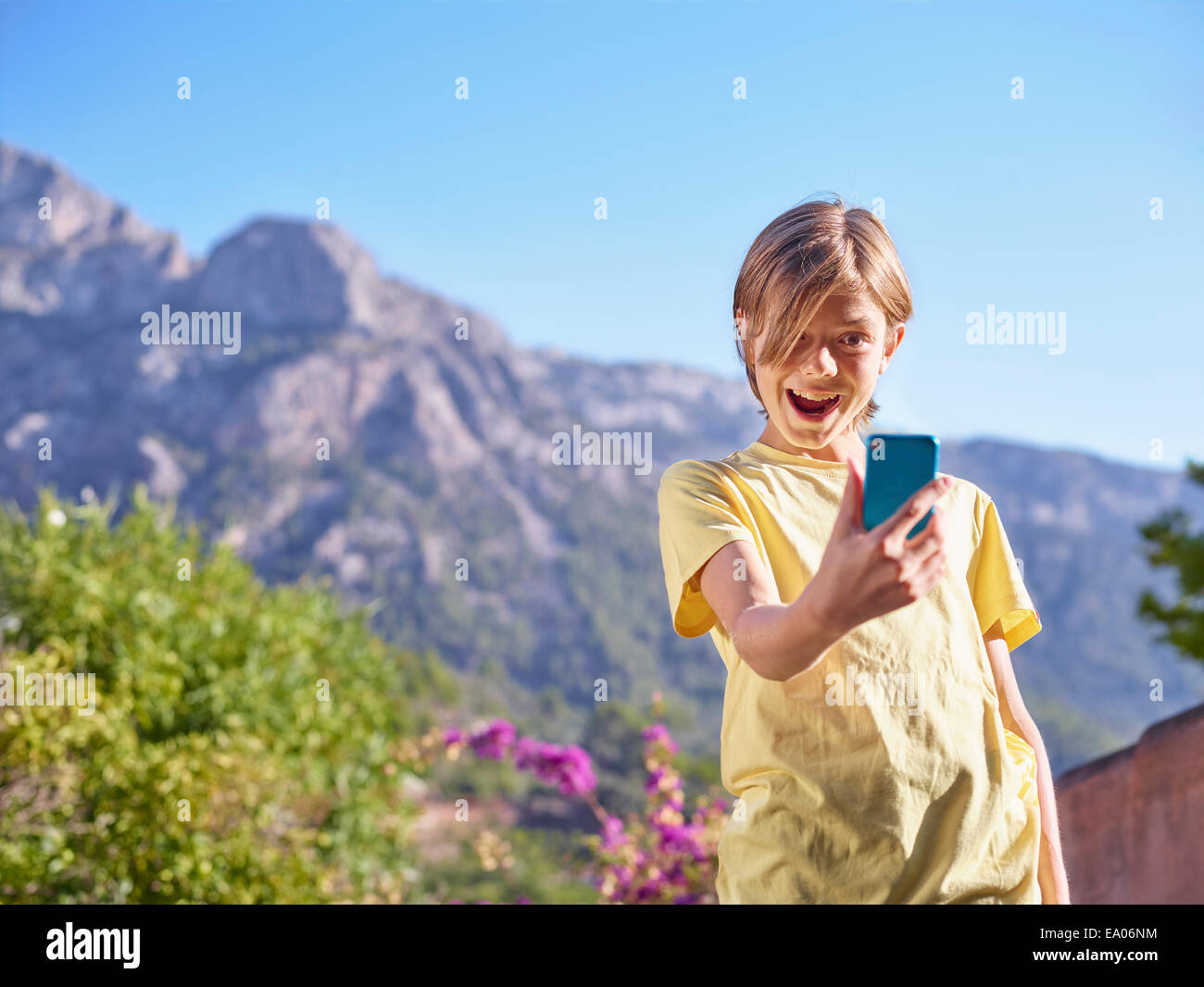 Ragazzo che faccia per selfie sullo smartphone, Maiorca, SPAGNA Foto Stock