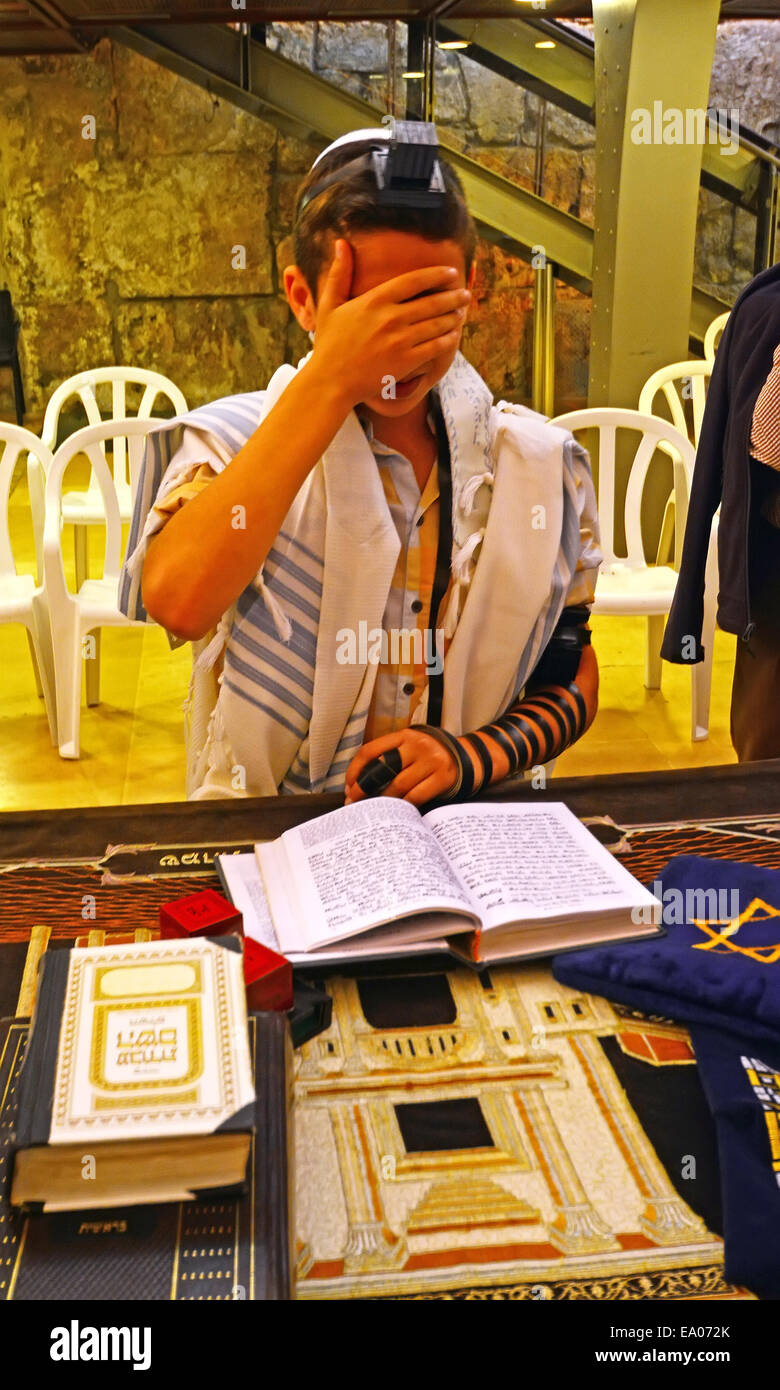 Barra ebraica Mitzva ragazzo con Tfilin vicino al Muro Occidentale di Gerusalemme, Israele Foto Stock