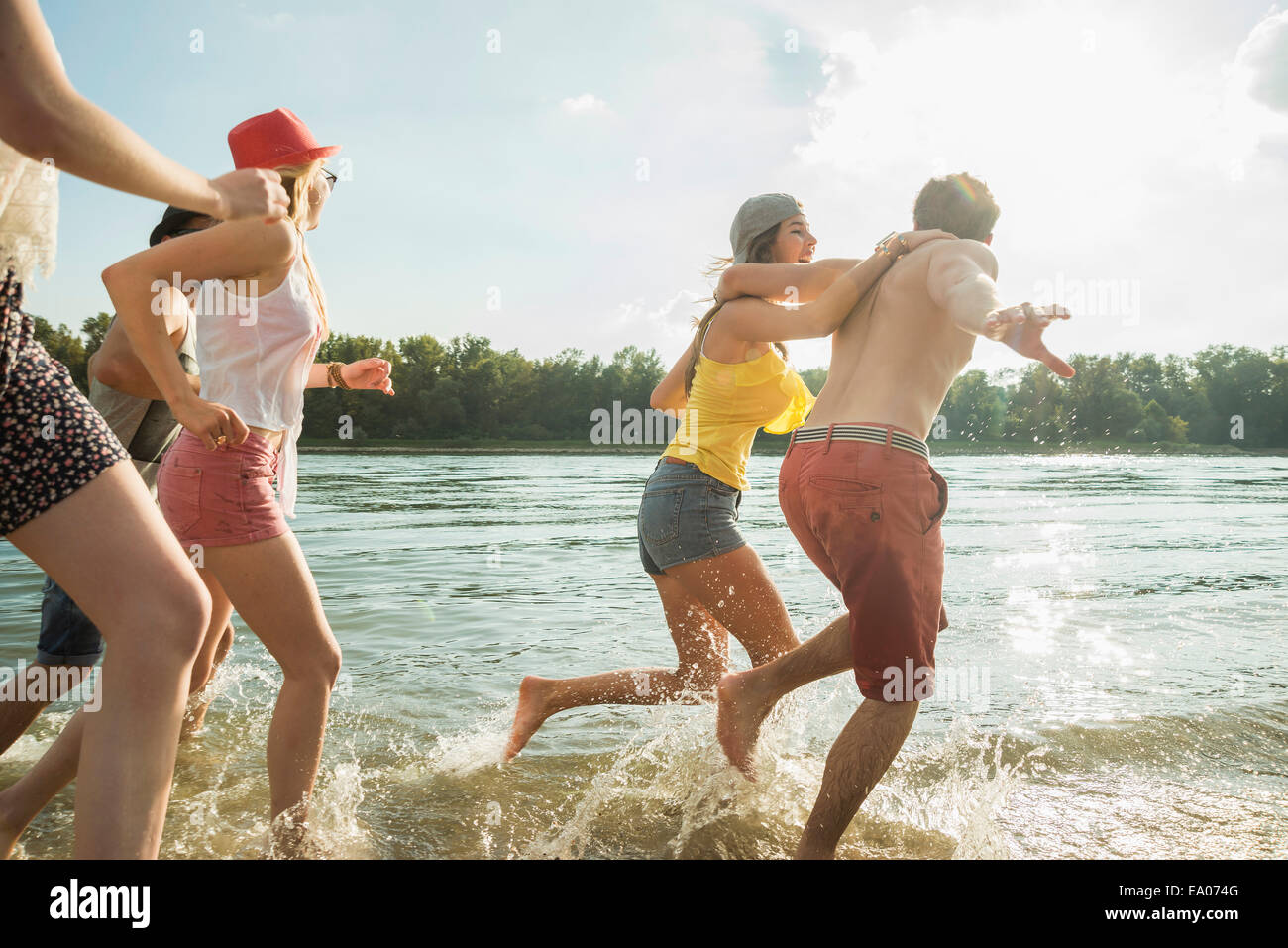 Gruppo di amici in esecuzione nel lago Foto Stock