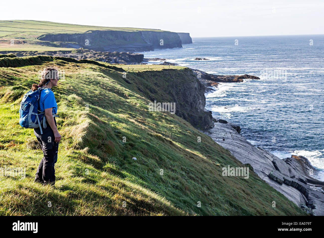 Escursionista femmina sul loop della sezione di testa della west coast, County Clare, Irlanda Foto Stock